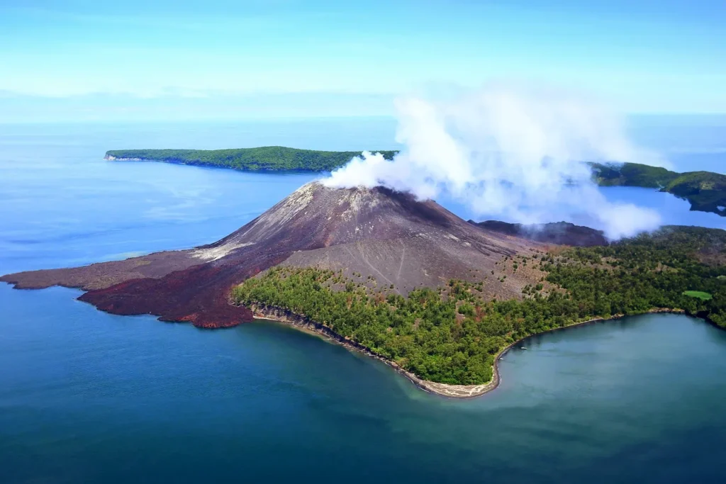 Pemandangan Pulau Sebesi dengan hutan tropis dan pegunungan vulkanik di Selat Sunda
