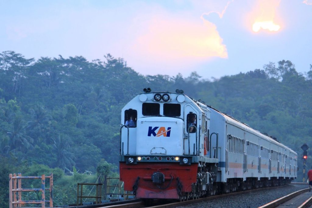 Banjir menggenangi jalur rel kereta api di Pekalongan yang menyebabkan pembatalan KA Argo Merbabu