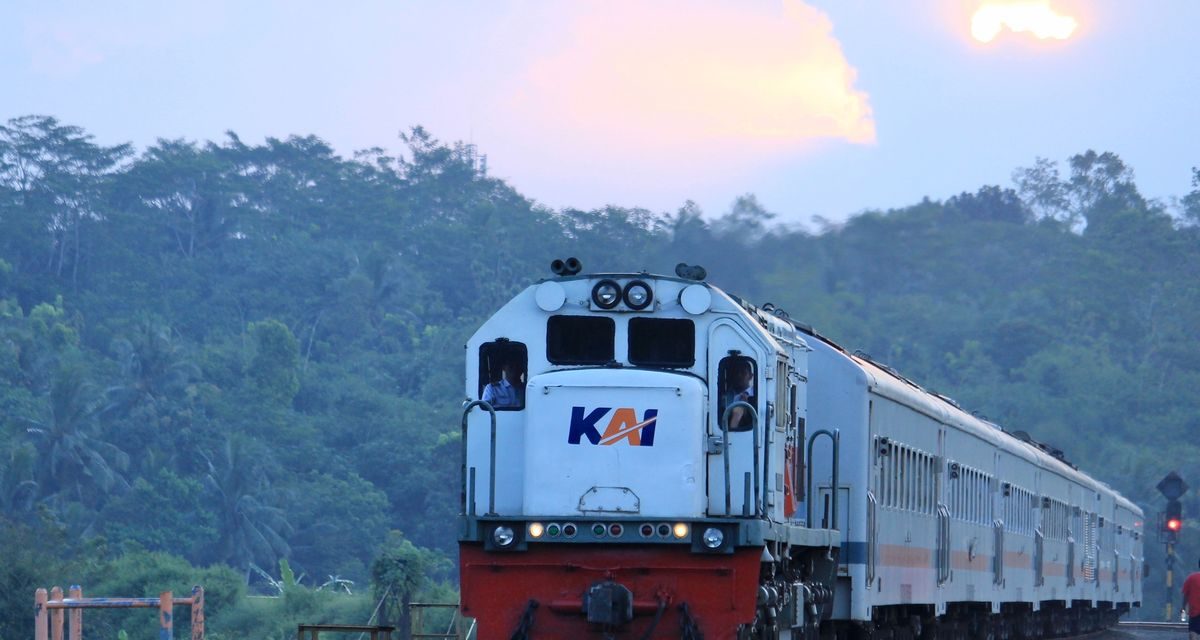 Banjir Genangi Rel Pekalongan, KAI Batalkan KA Argo Merbabu