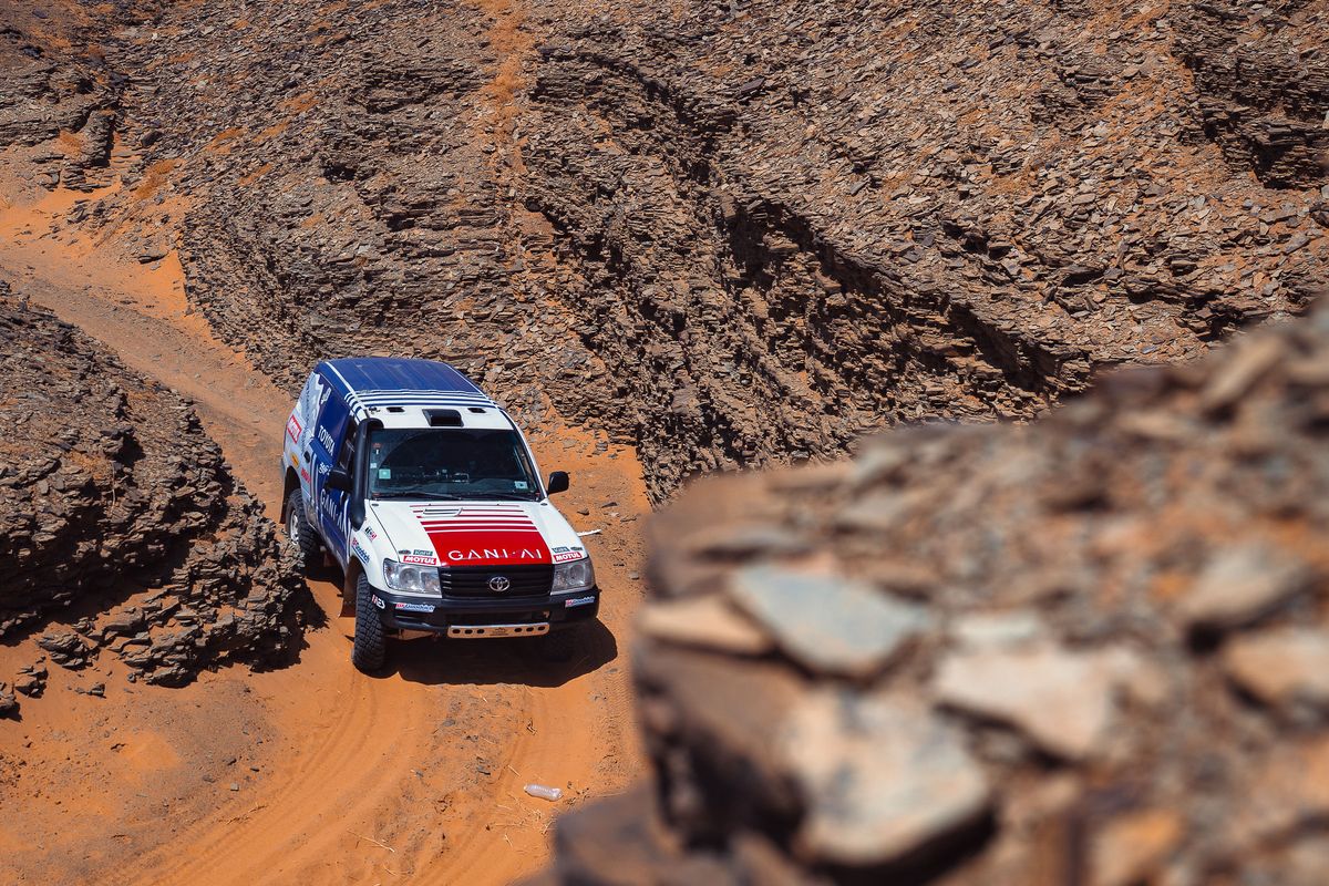 Kendaraan reli peserta Rally Dakar melintasi padang pasir