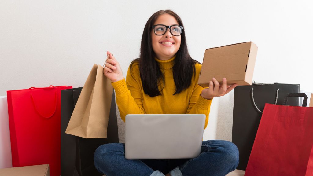 Ilustrasi seseorang mengatur belanja online dengan bijak di tengah meningkatnya biaya hidup perkotaan