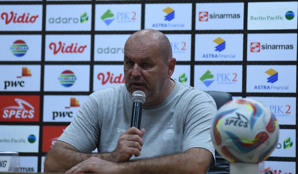 Bojan Hodak menyoroti beratnya laga tandang Liga Indonesia akibat jarak perjalanan dan keterbatasan fasilitas