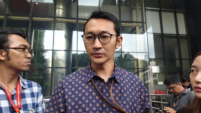 KPK menjelaskan alasan pemeriksaan Bupati Pati Sudewo di Polres Kudus usai operasi tangkap tangan terkait dugaan jual beli jabatan.