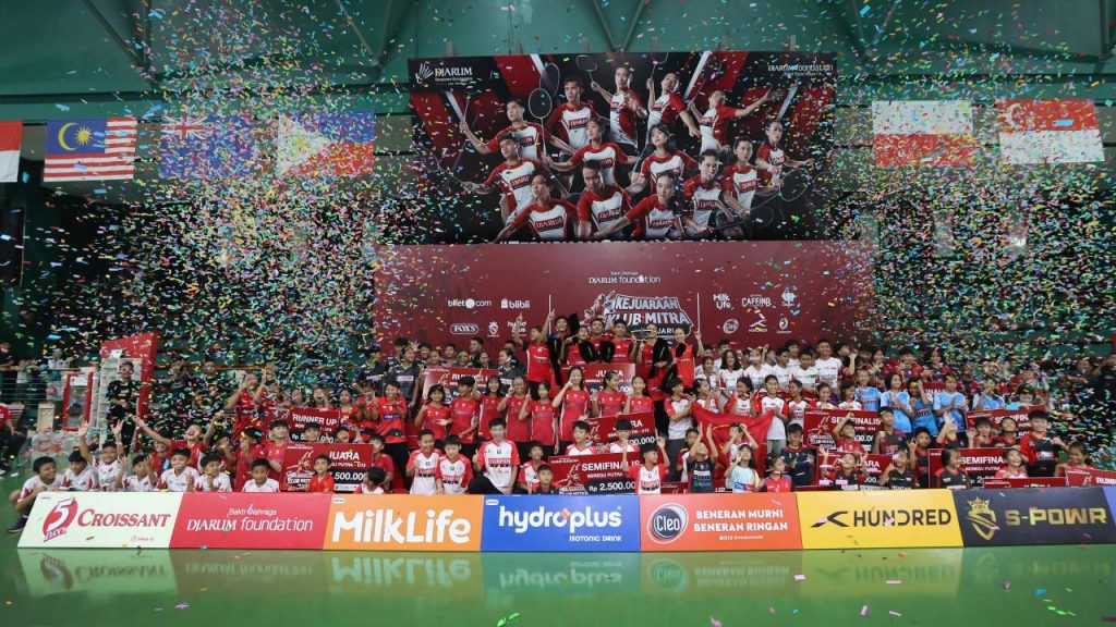 Pemain bulutangkis usia dini tampil di GOR Djarum, Kudus