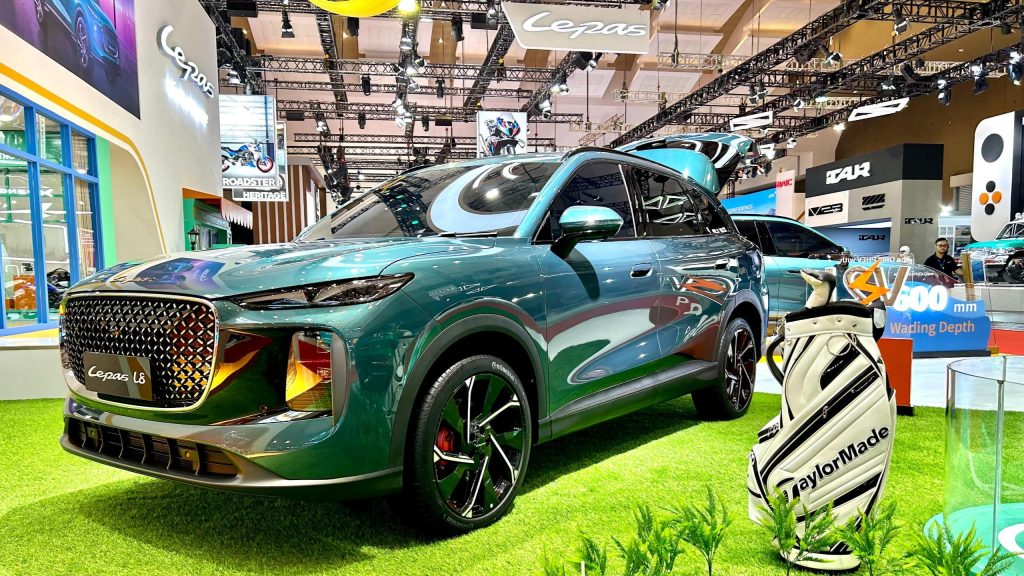 LEPAS L8 SUV PHEV premium di booth LEPAS Indonesia pada ajang IIMS 2026