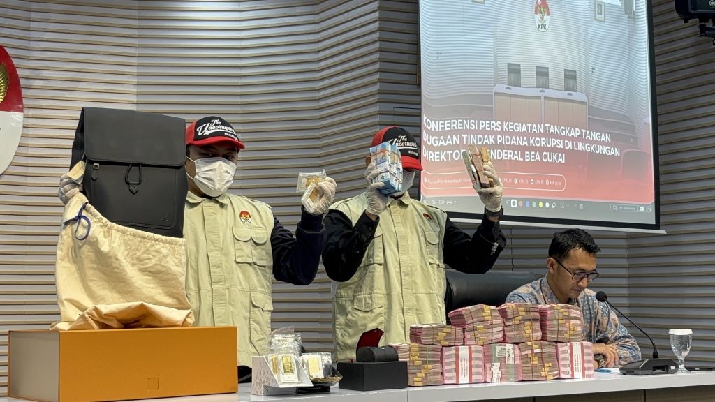 Petugas Komisi Pemberantasan Korupsi (KPK) 