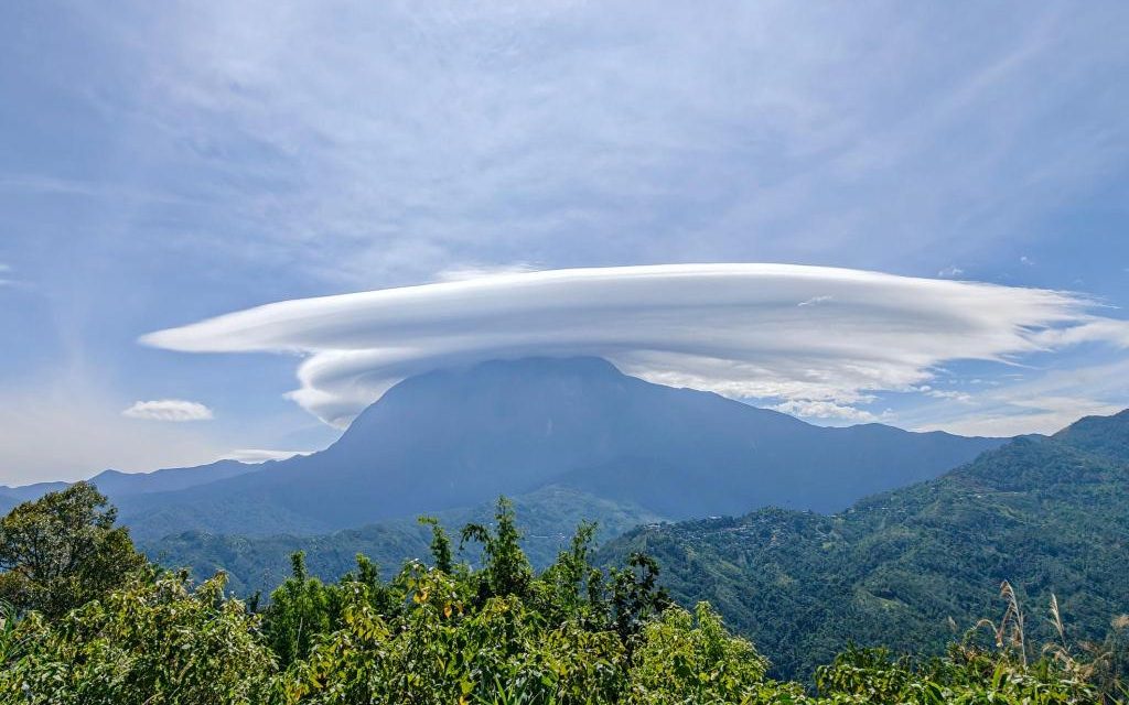 Viral! Awan Lenticularis di Gunung Slamet, Ini Penjelasan BMKG