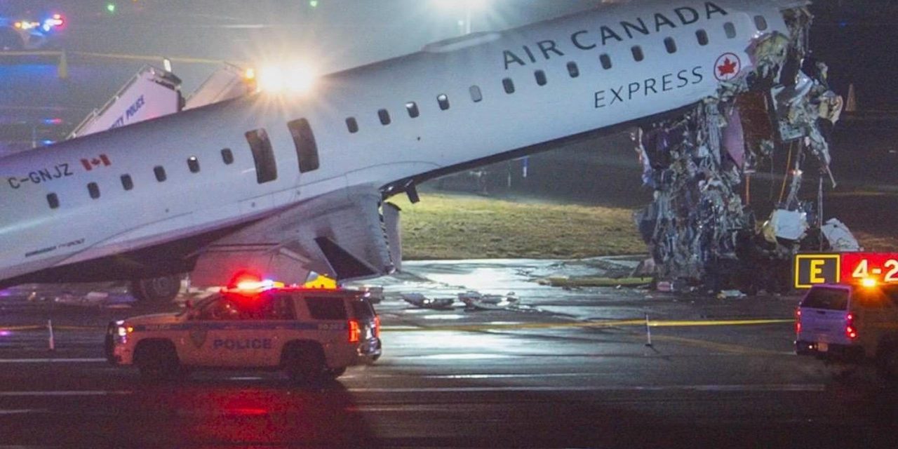 Pesawat Air Canada Tabrak Truk di LaGuardia, 2 Pilot Tewas