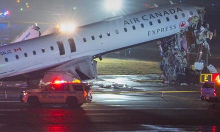 Pesawat Air Canada Tabrak Truk di LaGuardia, 2 Pilot Tewas