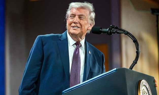 Trump Ungkap Hadiah Iran, Izin Kapal Tanker di Selat Hormuz