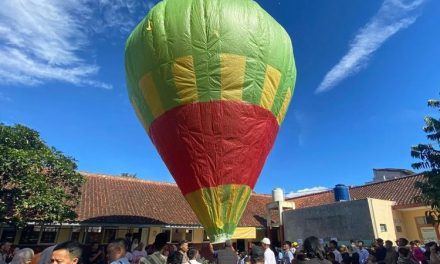 Tradisi Ngapungkeun Balon di Garut Jadi Daya Tarik Idul Fitri
