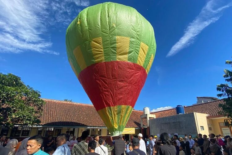 Tradisi Ngapungkeun Balon di Garut Jadi Daya Tarik Idul Fitri