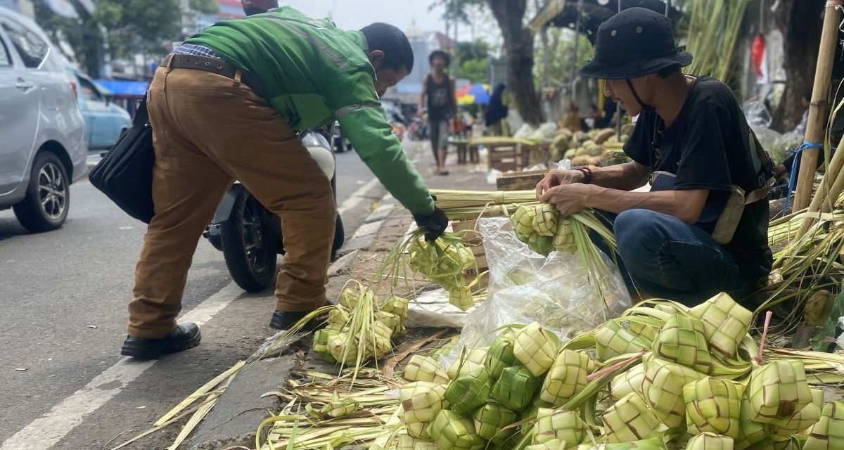 Tradisi Ketupat Lebaran Simbol Budaya dan Kebersamaan Idul Fitri