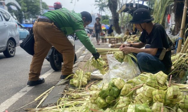 Tradisi Ketupat Lebaran Simbol Budaya dan Kebersamaan Idul Fitri