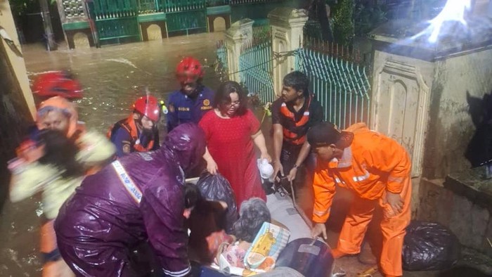 Banjir 1,7 Meter Rendam Cibubur, 47 Warga Dievakuasi Damkar