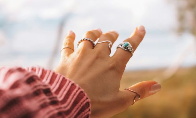 7 Tips Perhiasan Formal Bikin Tampil Elegan & Berkelas