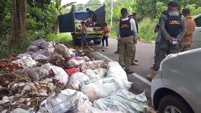 3 Pria Nekat Buang Sampah Ilegal, Terancam Denda Rp 200 Juta
