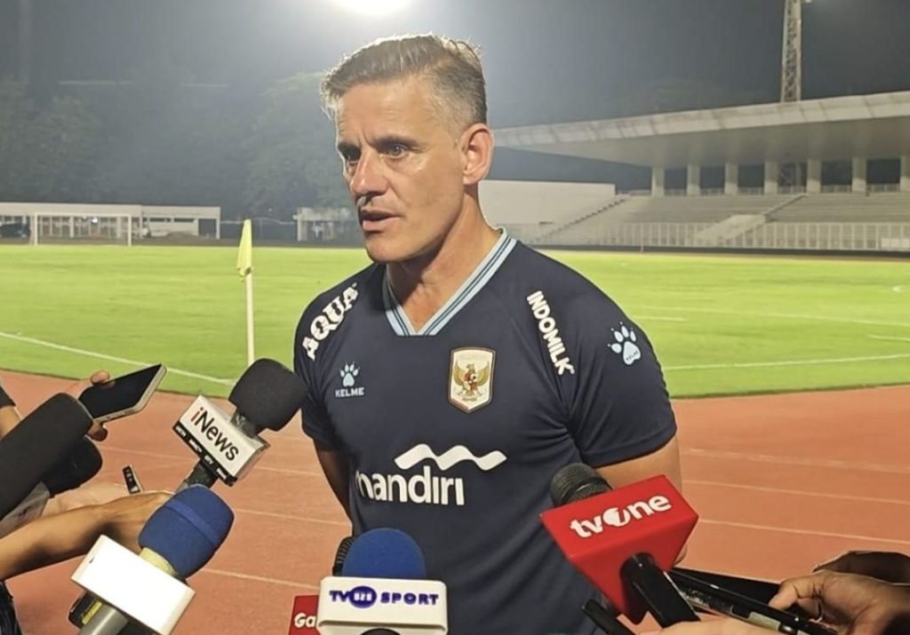 John Herdman memberikan arahan kepada pemain Timnas Indonesia saat latihan jelang pertandingan melawan Oman dan Mozambik pada FIFA Matchday Juni 2026.