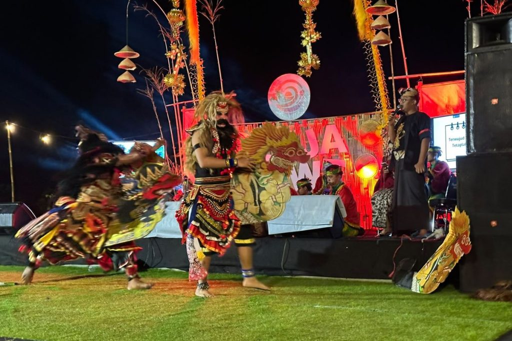 Jaranan Senja Banyuwangi dengan latar panorama perbukitan di Agro Wisata Tamansuruh