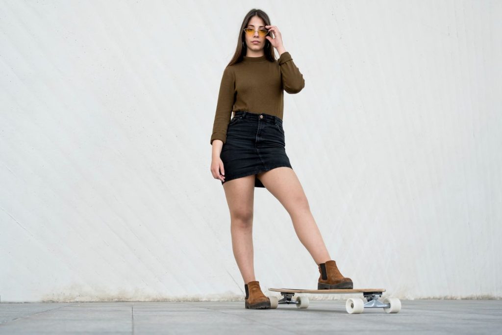 Inspirasi mix and match outfit hitam dan coklat dengan gaya elegan dan modern.
