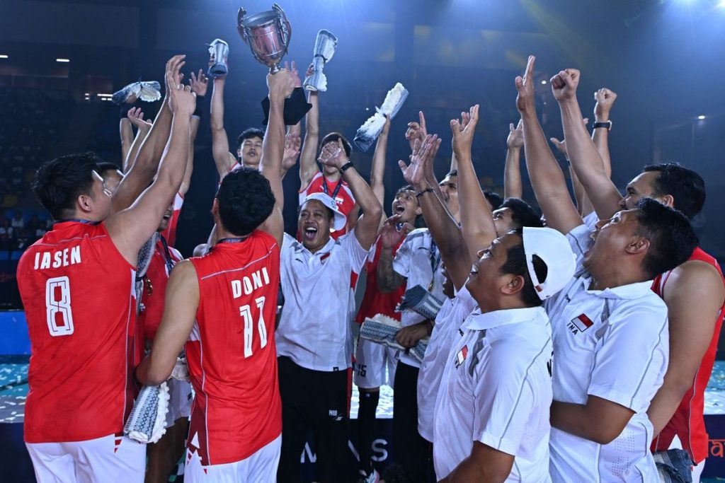Timnas Voli Putra Indonesia merayakan gelar juara AVC Cup 2026
