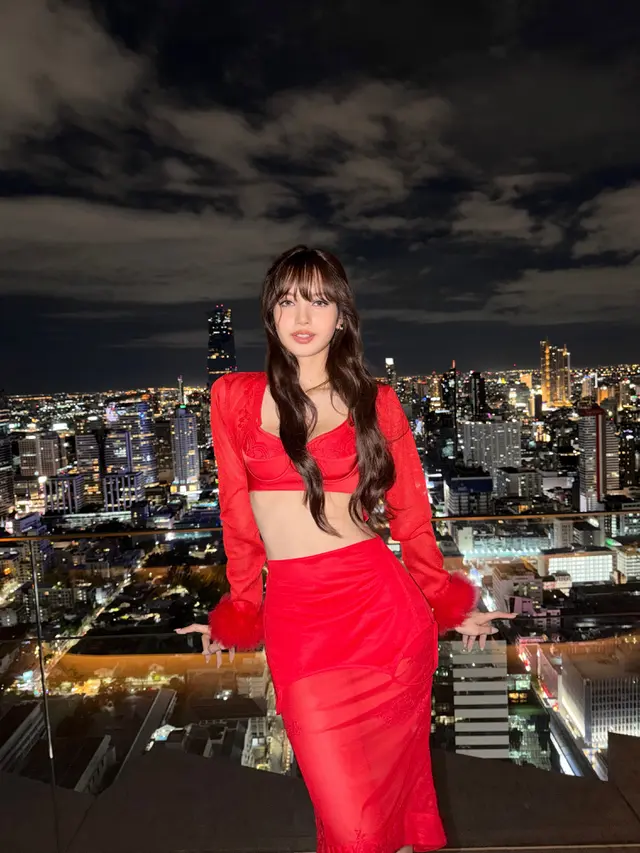 Lisa BLACKPINK tampil glowing dengan gaun merah dan gaun putih elegan saat menghadiri acara Shiseido di Bangkok, Thailand.