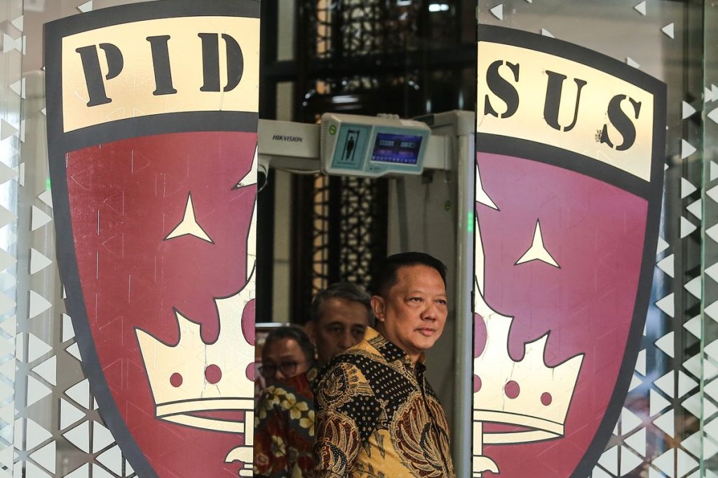 Febrie Adriansyah saat menjalani pemeriksaan di Gedung Kejaksaan Agung sebagai saksi dalam kasus dugaan TPPU.