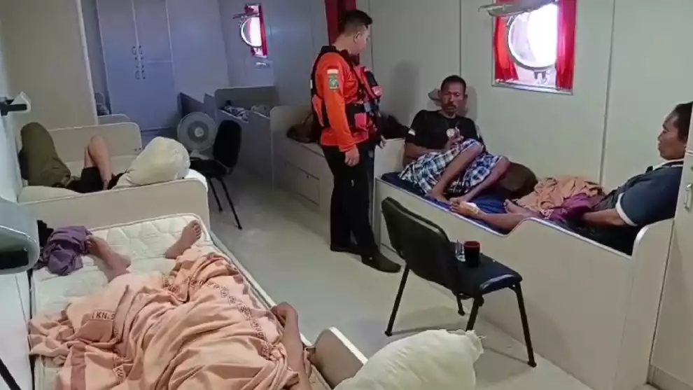 Tim SAR gabungan mengevakuasi dua korban selamat KM Nurul Salsa di perairan Kepulauan Selayar, Sulawesi Selatan.