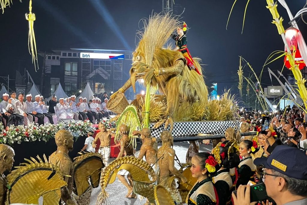 Pertunjukan Kokoprak Nyi Pohaci pada Festival Budaya Purwakarta menampilkan tarian tradisional Sunda dengan iringan musik khas di hadapan ribuan penonton.