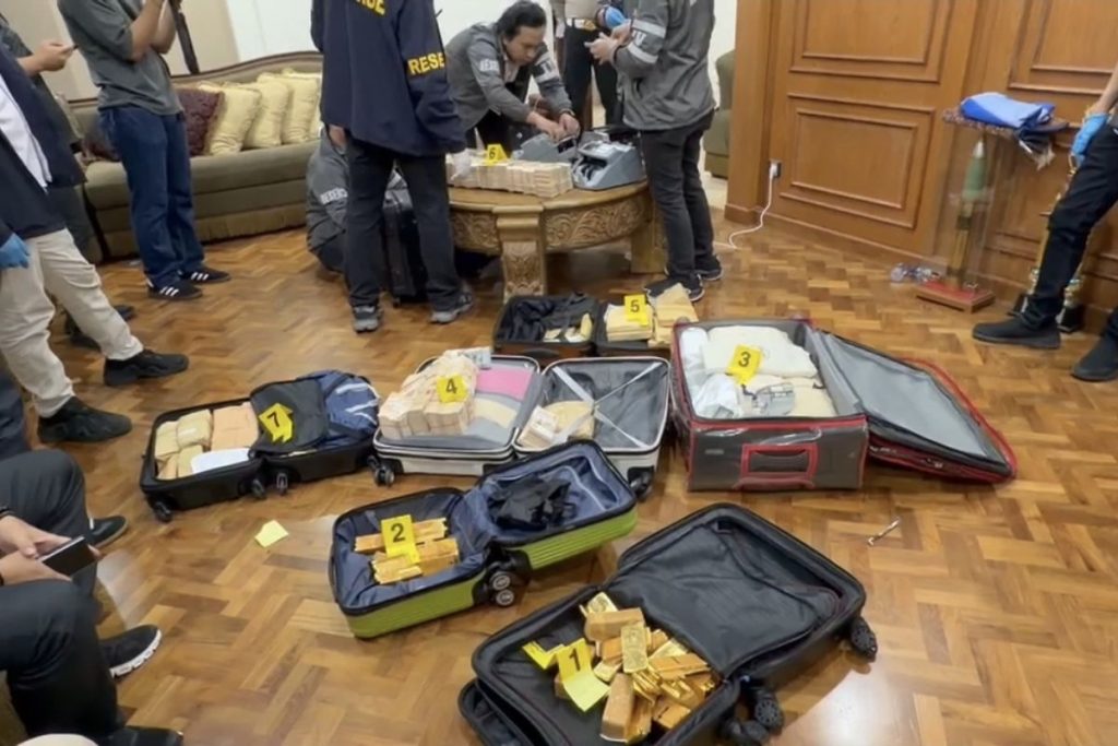 Perbandingan emas sitaan Polri 74 kilogram dengan emas yang melapisi Monumen Nasional (Monas).