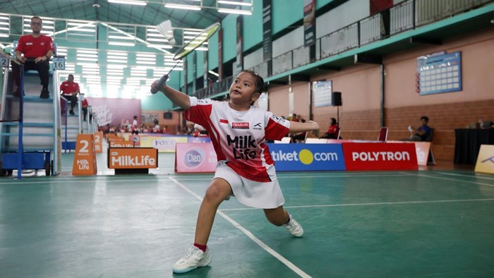 Hendrawan mengamati penampilan atlet putri dalam Audisi Umum PB Djarum 2026 di GOR Angkasa Pekanbaru.