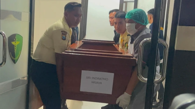 Tim DVI Polda Jawa Timur mengidentifikasi lima korban kebakaran KM Mutiara Sentosa 2 berdasarkan pemeriksaan forensik.