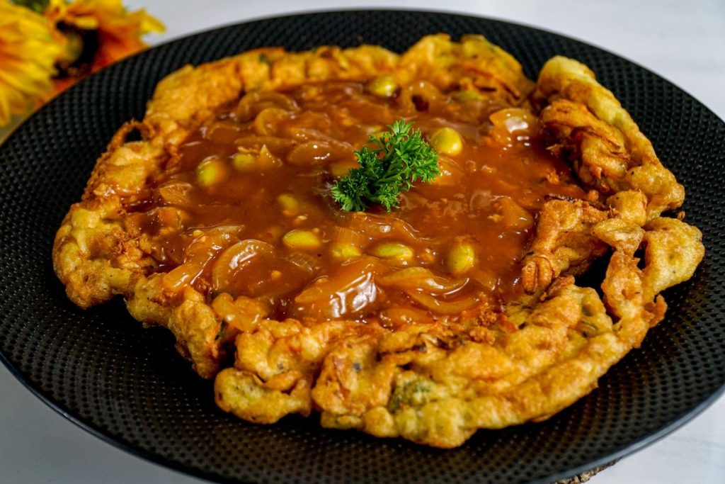 Fuyunghai ayam sayur dengan siraman saus asam manis