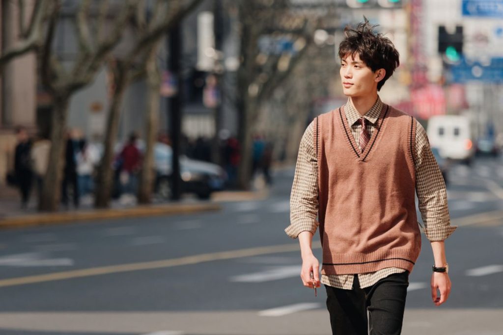 Inspirasi padu padan vest rajut untuk gaya stylish dan kasual sehari-hari