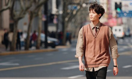 3 Trik Padu Padan Vest Rajut agar Tampil Stylish dan Tidak Berlebihan