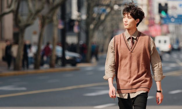 3 Trik Padu Padan Vest Rajut agar Tampil Stylish dan Tidak Berlebihan