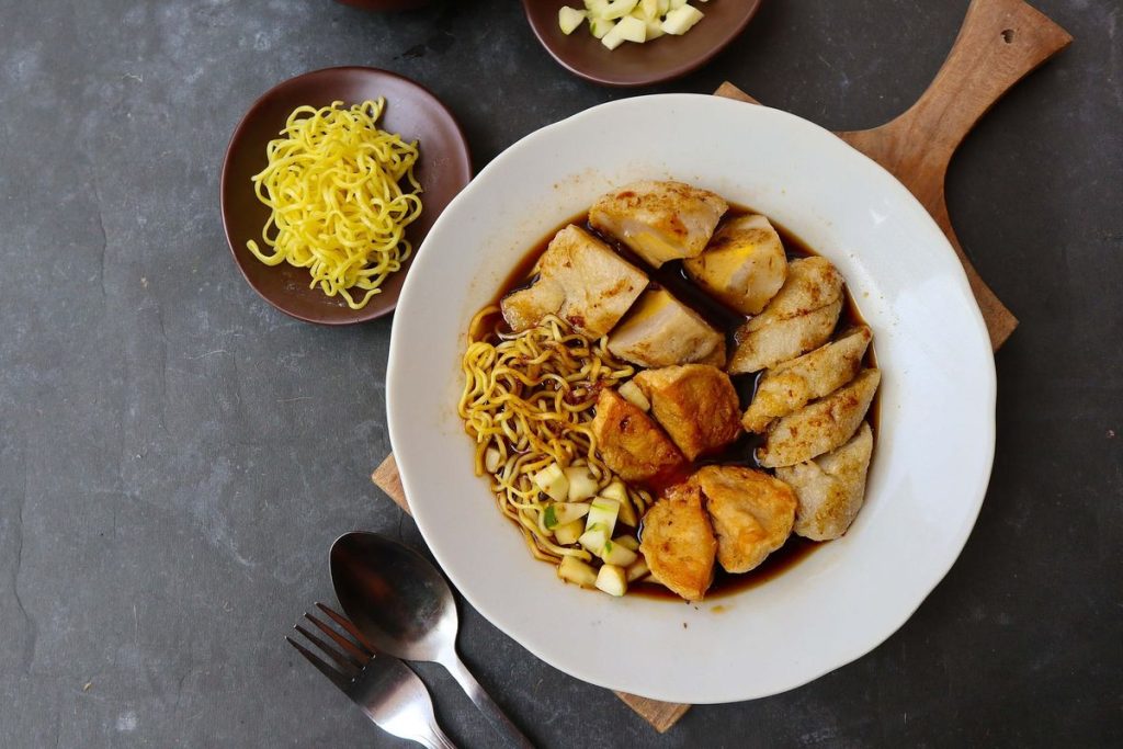 Pempek Palembang kuliner khas Sumatera Selatan dengan kuah cuko