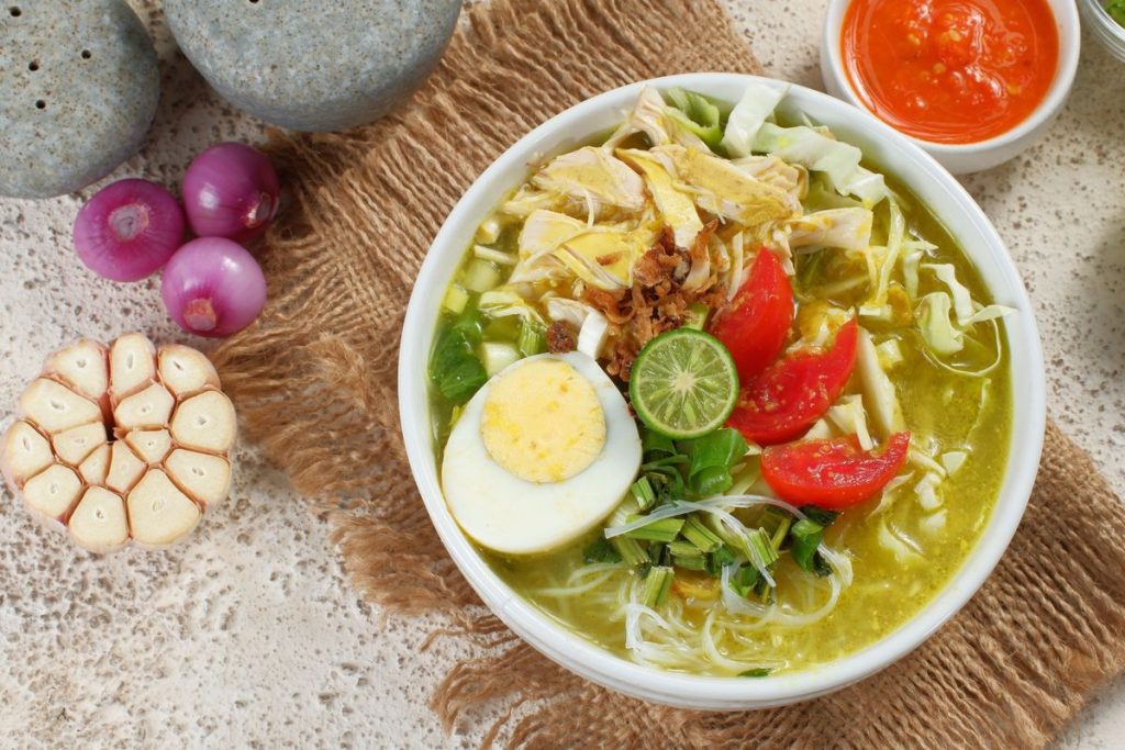 Soto ayam Lamongan rumahan dengan kuah gurih dan taburan koya khas.