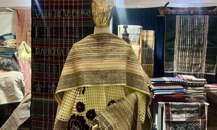 Cara Memakai Kain Ulos untuk Fashion Modern Tanpa Menghilangkan Nilai Budaya