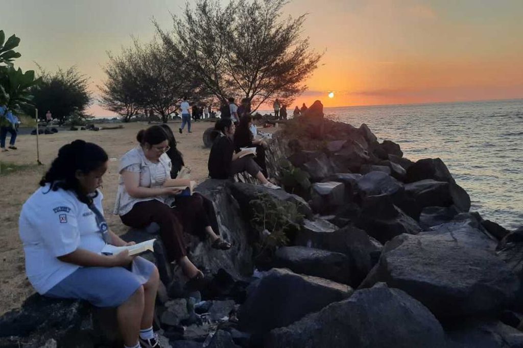 Komunitas Lembar Senja menggelar lapak baca gratis di kawasan Megamas Manado untuk meningkatkan budaya literasi masyarakat.
