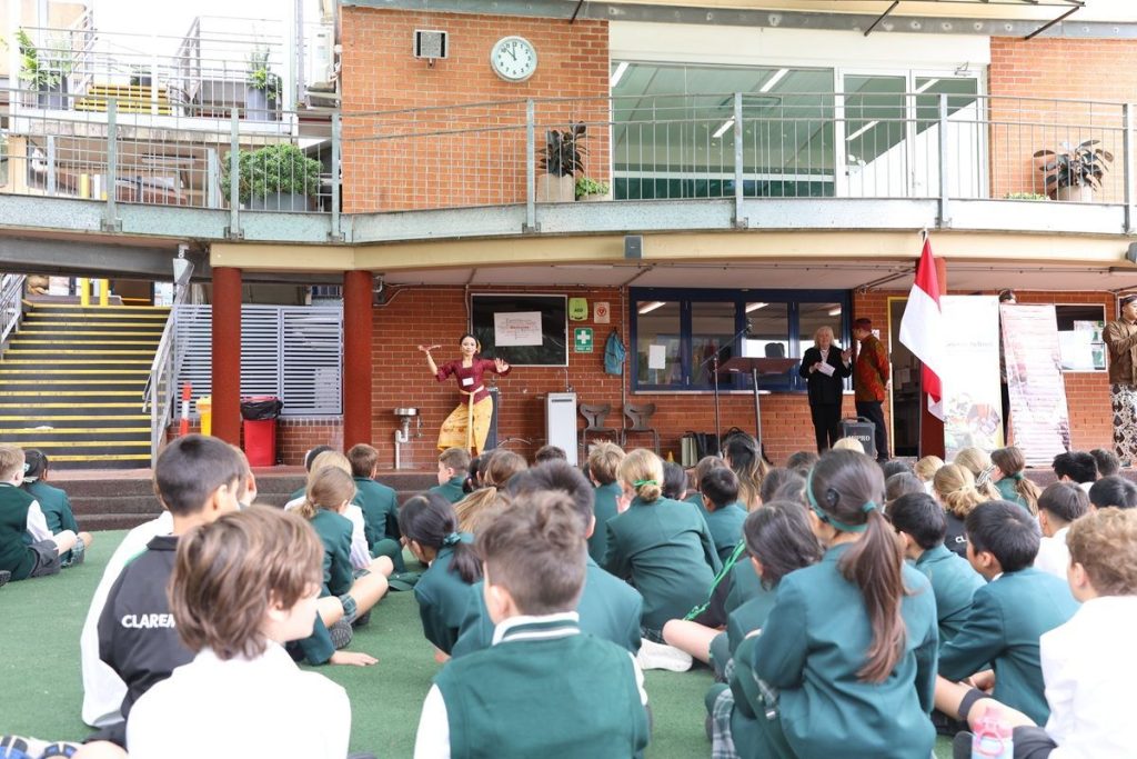 Pelajar Australia mengenal budaya Indonesia melalui program Indonesia Goes to School.