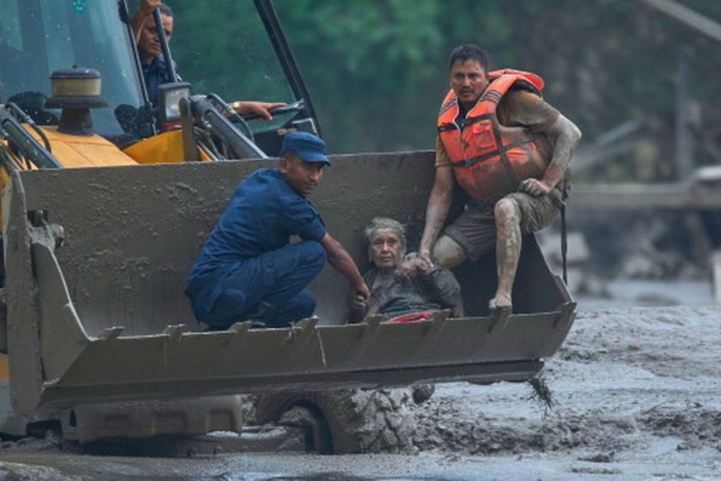 Guna Maya Bohara lansia 97 tahun dievakuasi setelah selamat dari reruntuhan banjir Nepal