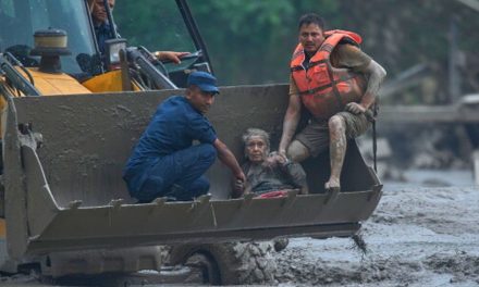 Lansia 97 Tahun Ditemukan Hidup di Bawah Reruntuhan Banjir Nepal
