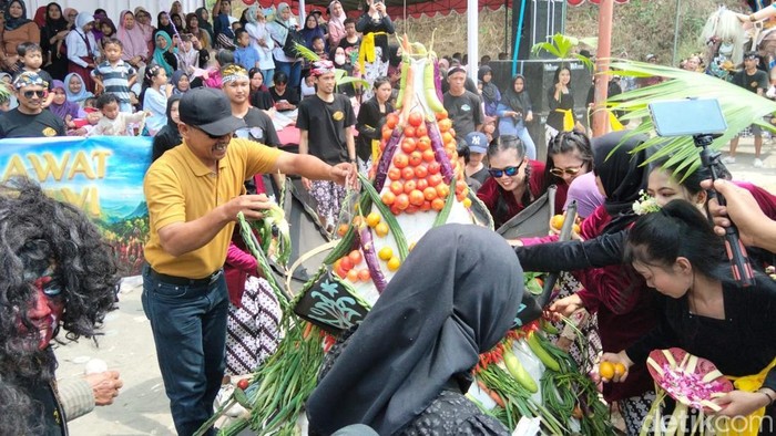 Kirab budaya Ruwat Rawat Menoreh 2026 di Desa Ngargoretno Magelang