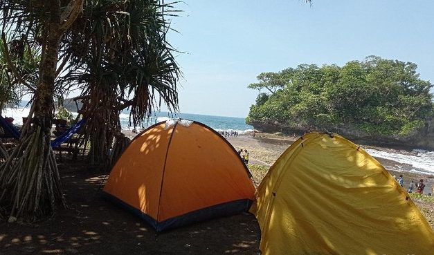 Pantai Madasari, Hidden Gem Camping Favorit di Pangandaran