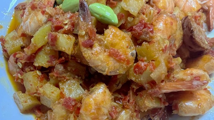 Sambal goreng kentang udang gurih pedas dengan tambahan petai