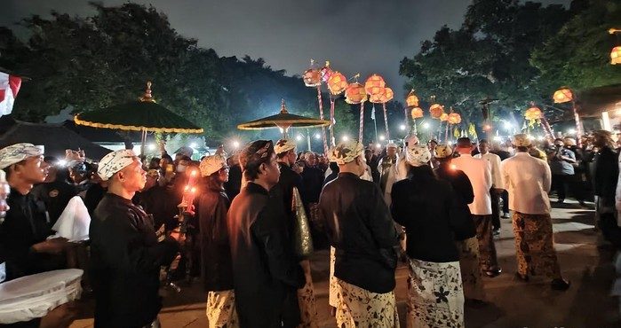 Prosesi Tradisi Panjang Jimat di Keraton Kasepuhan Cirebon dalam peringatan Maulid Nabi Muhammad SAW.